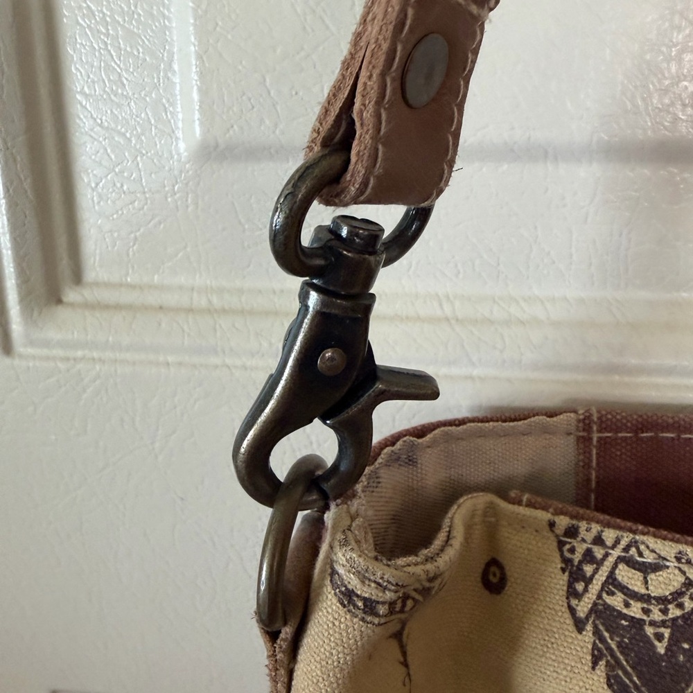 Sixtease Faux Cowhide Canvas Cowgirl Chic Purse Feathers Western Adj. Strap - Picture 10 of 12